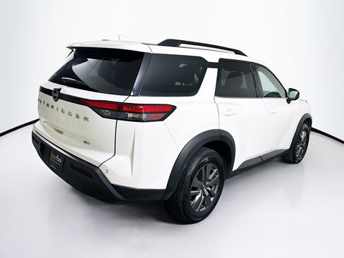 Used 2024 Nissan Pathfinder SV image 9