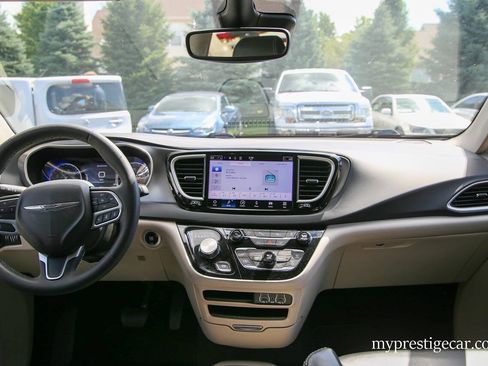 Used 2023 Chrysler Pacifica Touring-L FWD image 27