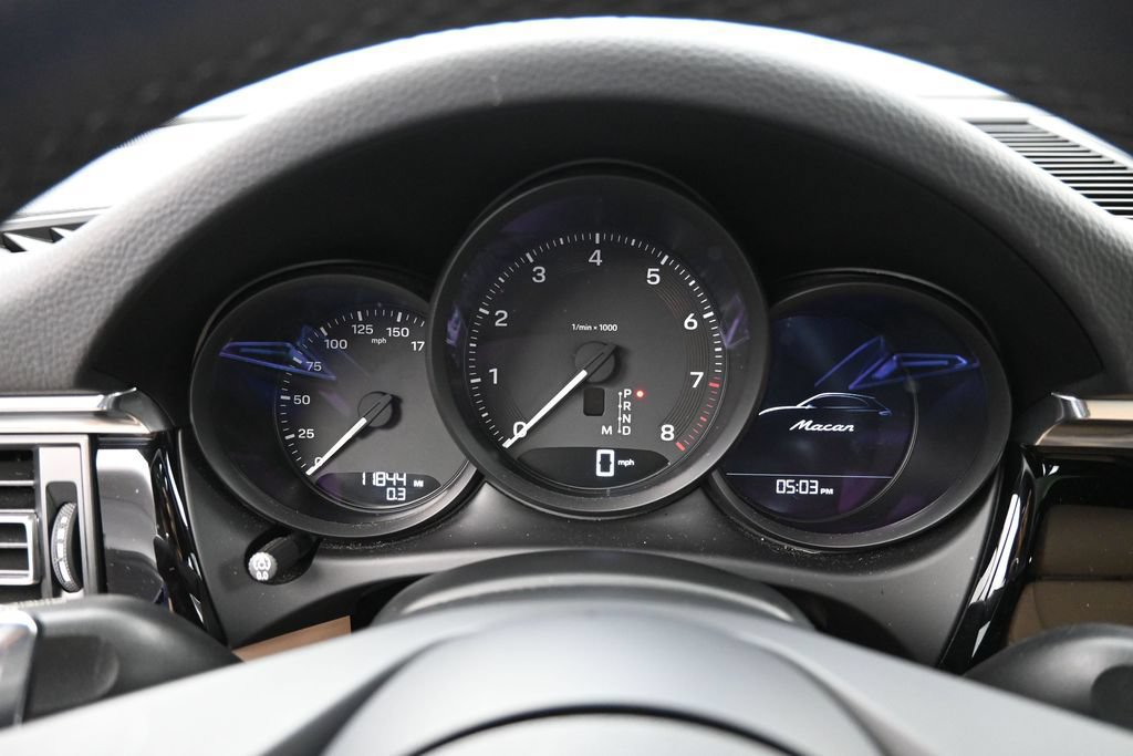 Certified 2025 Porsche Macan AWD/4WD image 19