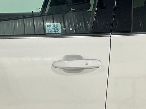 Used 2023 GMC Acadia SLT image 17