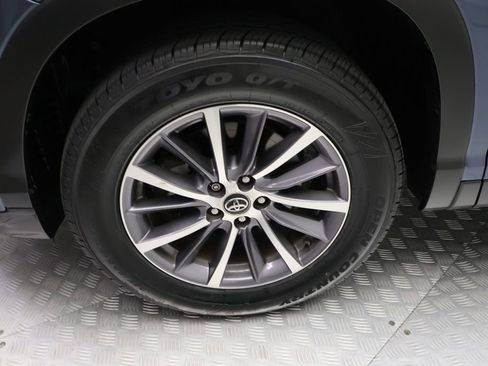 Used 2019 Toyota Highlander XLE FWD image 4