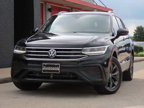 Used 2023 Volkswagen Tiguan SE w/ Panoramic Sunroof Package FWD image 8