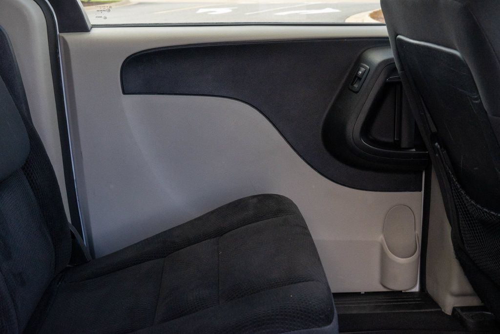 Used 2019 Dodge Grand Caravan SE w/ UConnect Hands-Free Group FWD image 12