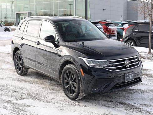 Used 2024 Volkswagen Tiguan SE image 2