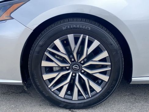 Used 2024 Nissan Altima 2.5 SV image 10