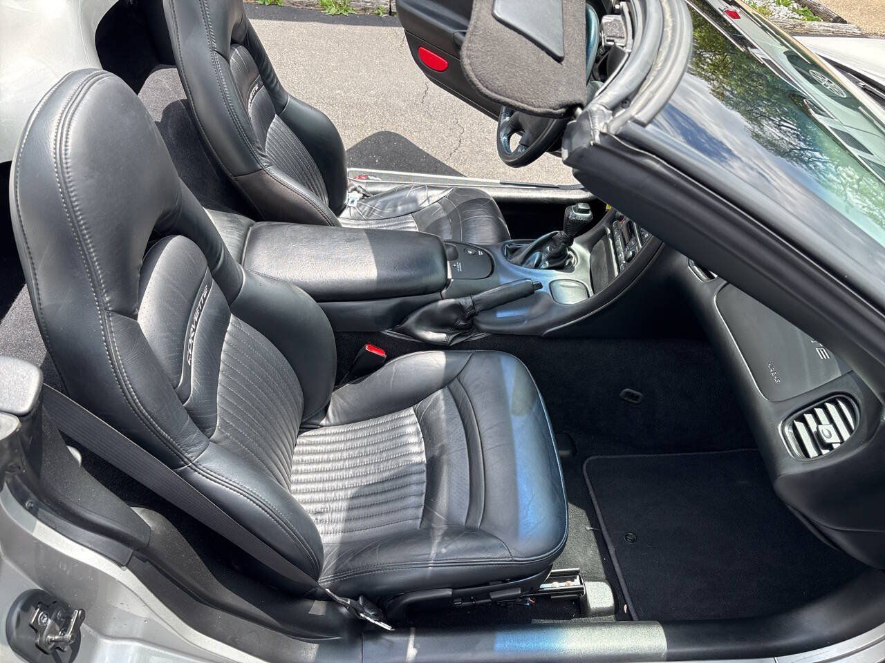 Used 2004 Chevrolet Corvette Convertible w/ Preferred Equipment Group RWD image 16
