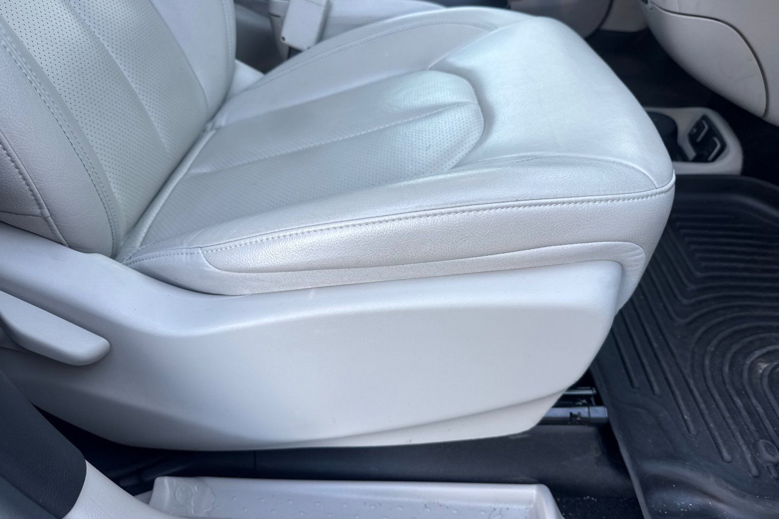 Used 2018 Chrysler Pacifica Touring-L FWD image 24