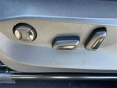 Used 2022 Volkswagen Tiguan SE image 3