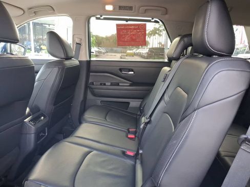 Certified 2025 Nissan Pathfinder SL FWD image 8