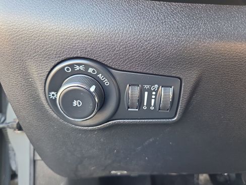 Used 2022 Jeep Compass Trailhawk w/ Trailhawk Convenience Group AWD/4WD image 29
