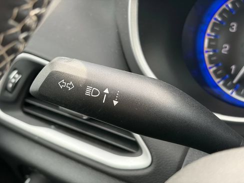 Used 2025 Chrysler Pacifica Select FWD image 28