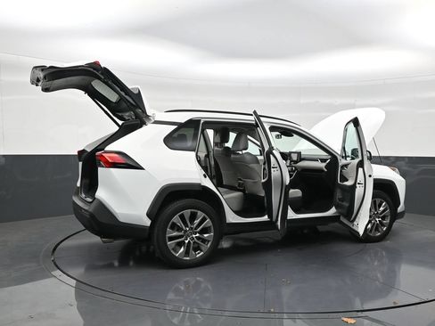 Used 2019 Toyota RAV4 XLE Premium FWD image 28