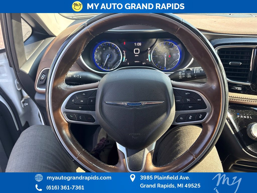 Used 2018 Chrysler Pacifica Limited w/ Tire & Wheel Group FWD image 3