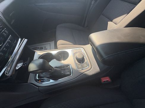Used 2019 Jeep Grand Cherokee Laredo AWD/4WD image 34