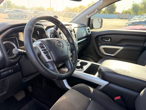 Used 2018 Nissan Titan SV w/ SV Convenience Package RWD image 8