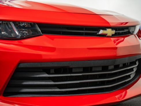 Used 2018 Chevrolet Camaro LT image 10