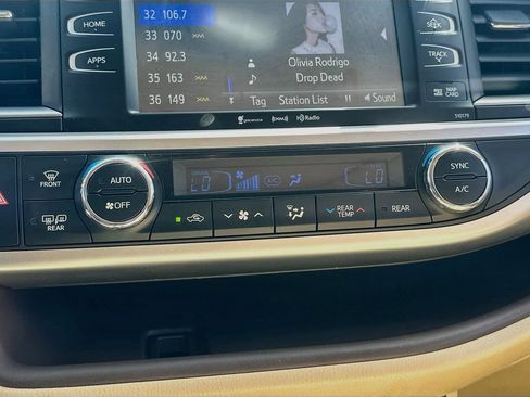Used 2018 Toyota Highlander XLE AWD/4WD image 14