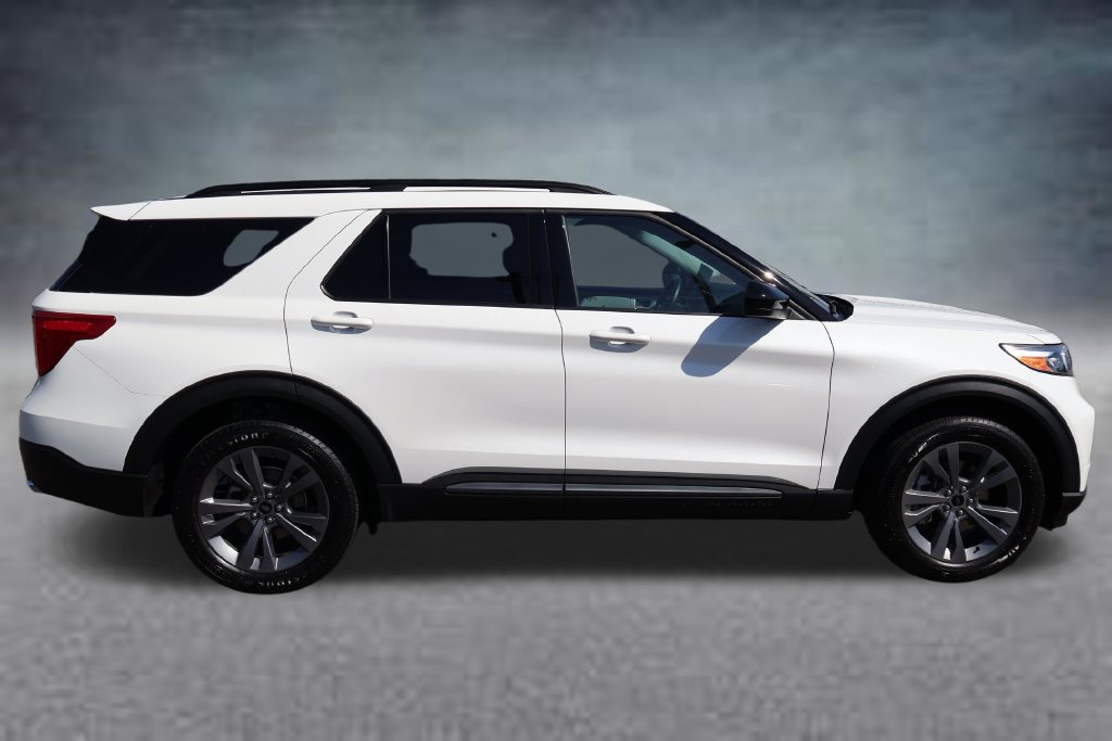 Used 2023 Ford Explorer XLT w/ Equipment Group 202A RWD image 2