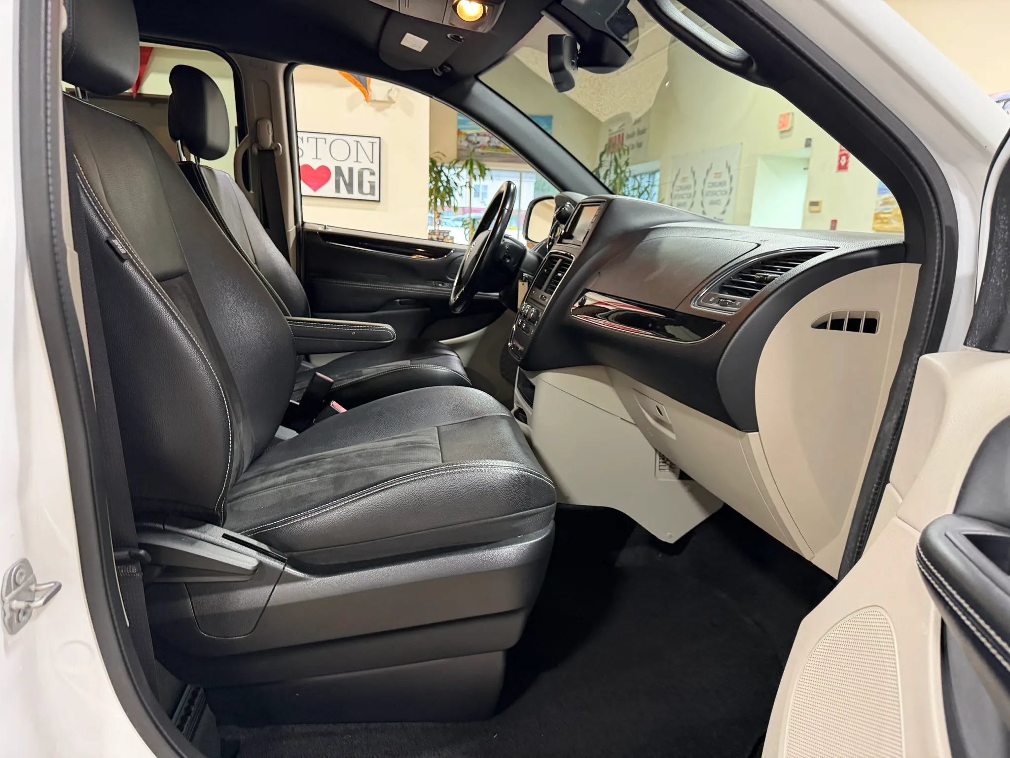 Used 2019 Dodge Grand Caravan SXT FWD image 40
