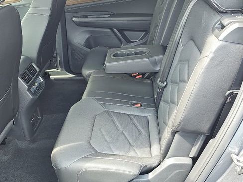 Used 2025 Volkswagen Atlas SE AWD/4WD image 5