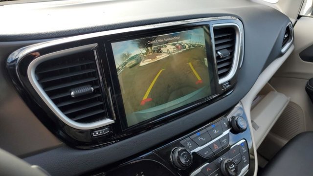 Used 2024 Chrysler Pacifica Touring-L FWD image 16
