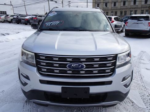 Used 2017 Ford Explorer XLT image 3