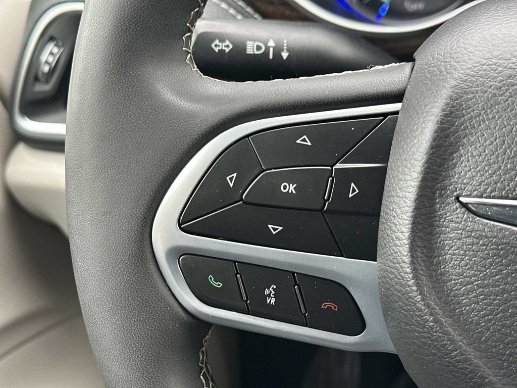 Used 2023 Chrysler Pacifica Limited FWD image 24