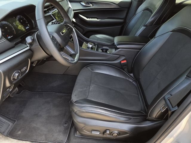 Used 2025 Jeep Grand Cherokee Altitude AWD/4WD image 33