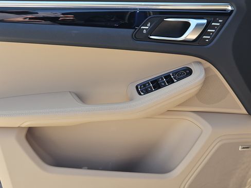 Certified 2026 Porsche Macan AWD/4WD image 22