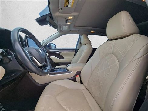 Used 2022 Toyota Highlander Platinum FWD image 15
