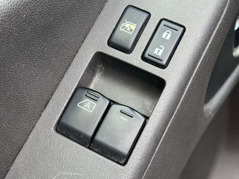 Used 2009 Nissan Frontier SE w/ SE Value Truck Pkg image 4