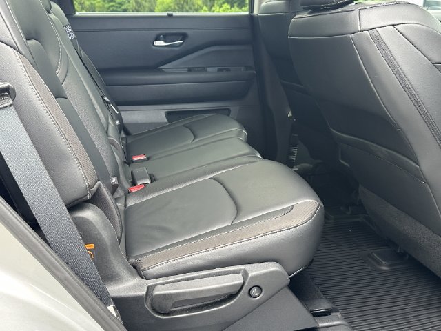 Certified 2025 Nissan Pathfinder SL FWD image 17