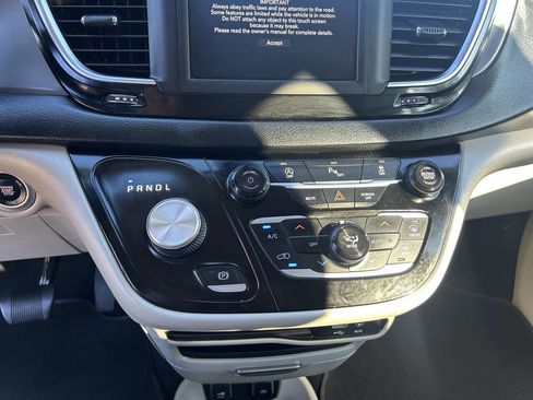 Used 2020 Chrysler Pacifica Touring-L image 40