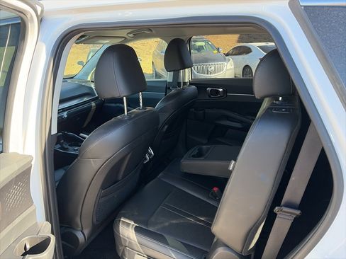 Used 2024 Kia Sorento S image 9