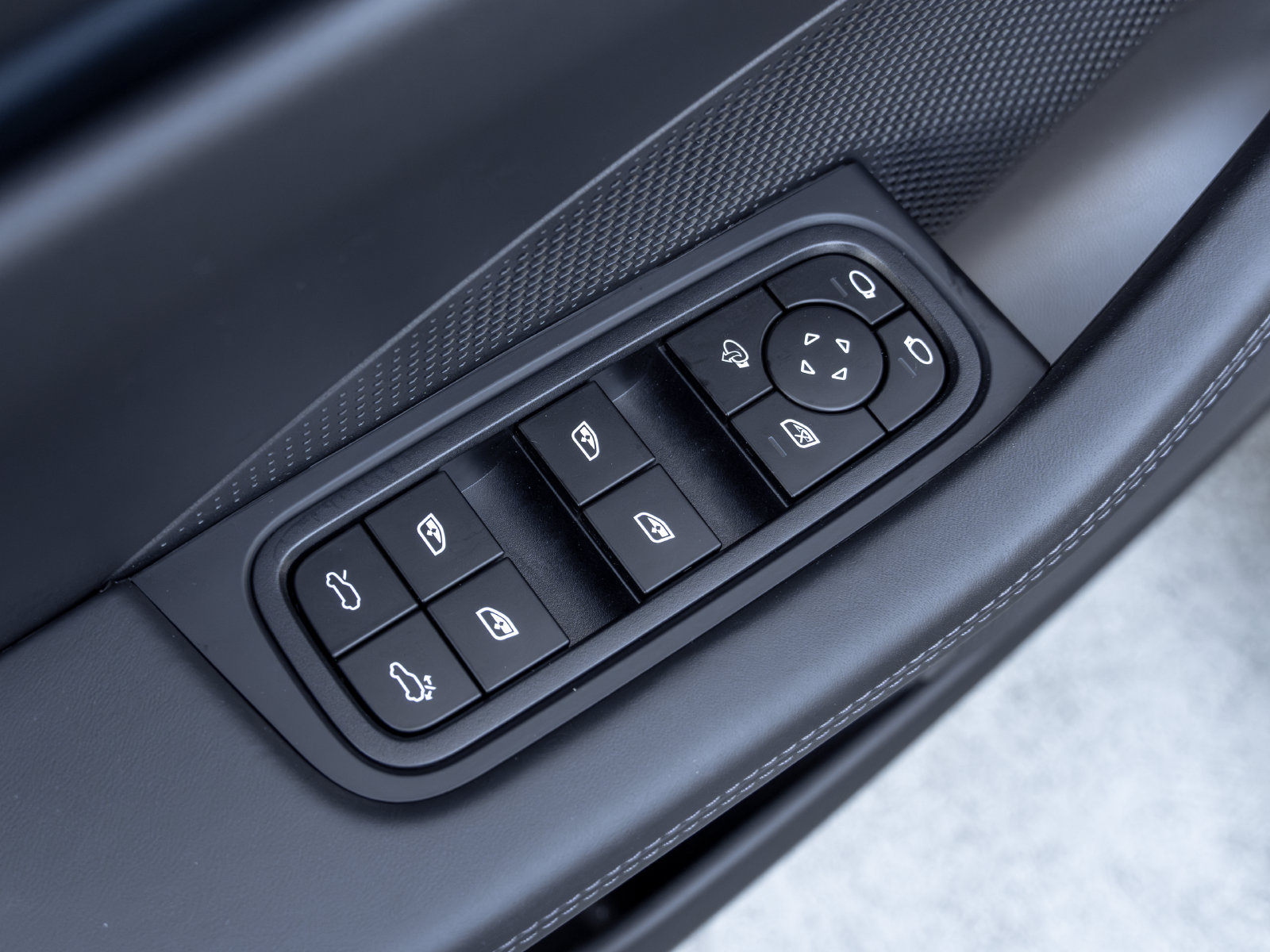 Certified 2025 Porsche Macan 4 Electric AWD/4WD image 22