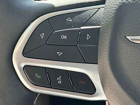 Used 2023 Chrysler Pacifica Touring-L image 25