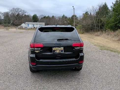 Used 2019 Jeep Grand Cherokee Laredo image 4