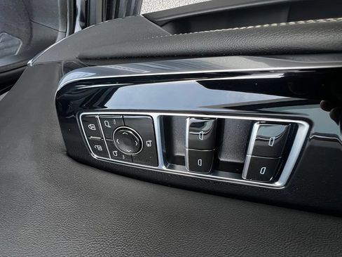Used 2025 Cadillac Escalade Premium Luxury AWD/4WD image 17