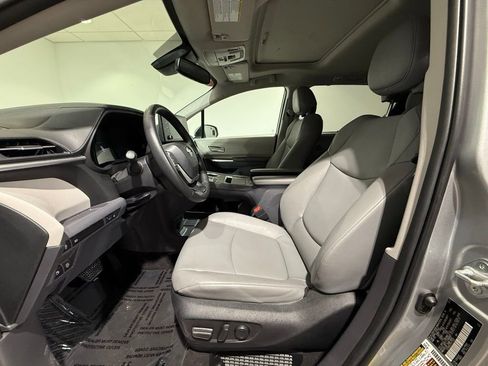 Used 2023 Toyota Sienna XLE image 13
