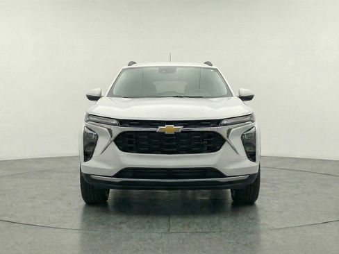 Used 2025 Chevrolet Trax LT w/ LT Convenience Package FWD image 2