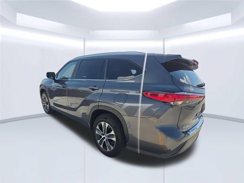 Used 2023 Toyota Highlander XLE FWD image 3