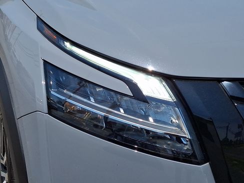 Certified 2024 Nissan Pathfinder Platinum w/ Black Appearance Package AWD/4WD image 10