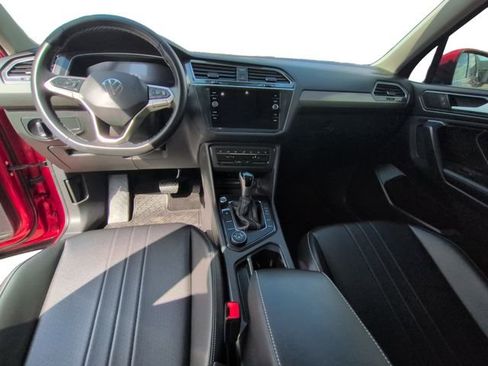 Used 2024 Volkswagen Tiguan SE w/ Panoramic Sunroof Package image 16