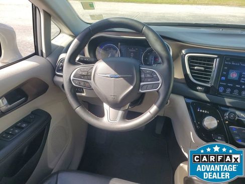 Used 2017 Chrysler Pacifica Touring-L w/ Tire & Wheel Group image 16