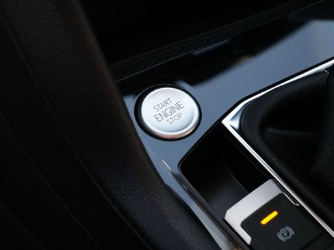 Used 2024 Volkswagen Taos SEL image 29