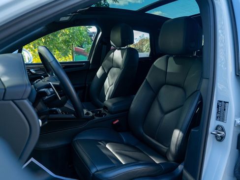 Certified 2025 Porsche Macan image 5