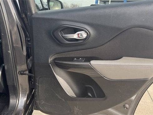 Used 2014 Jeep Cherokee Latitude w/ Comfort/Convenience Group image 11