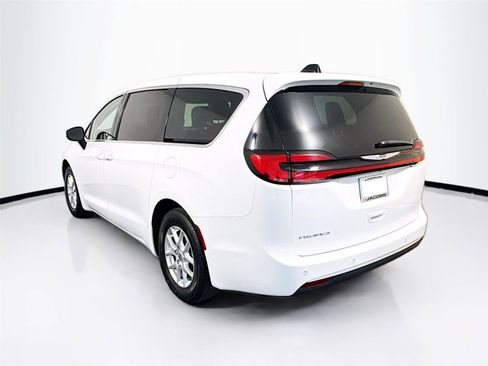 Used 2023 Chrysler Pacifica Touring-L FWD image 36