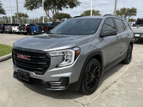 Used 2024 GMC Terrain SLE w/ Driver Convenience Package image 9
