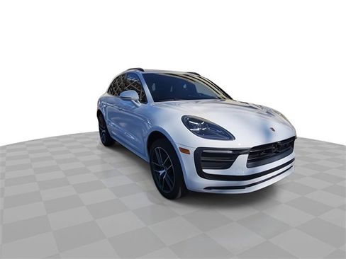 Used 2022 Porsche Macan Base image 2